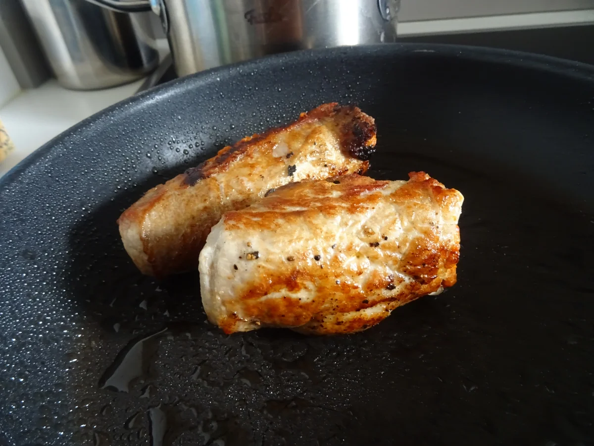 Involtini vom Schwein mit Gorgonzola-Soße und Spaghetti-Türmchen - Rezept - Bild Nr. 3