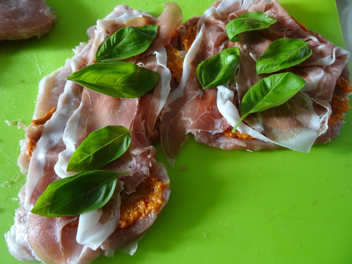 Involtini vom Schwein mit Gorgonzola-Soße und Spaghetti-Türmchen - Rezept - Bild Nr. 4