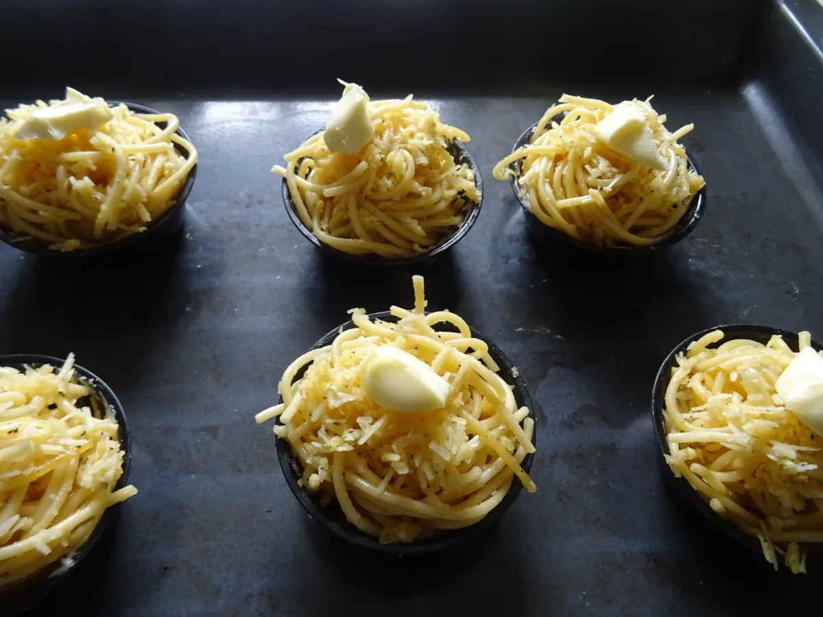 Involtini vom Schwein mit Gorgonzola-Soße und Spaghetti-Türmchen - Rezept - Bild Nr. 7