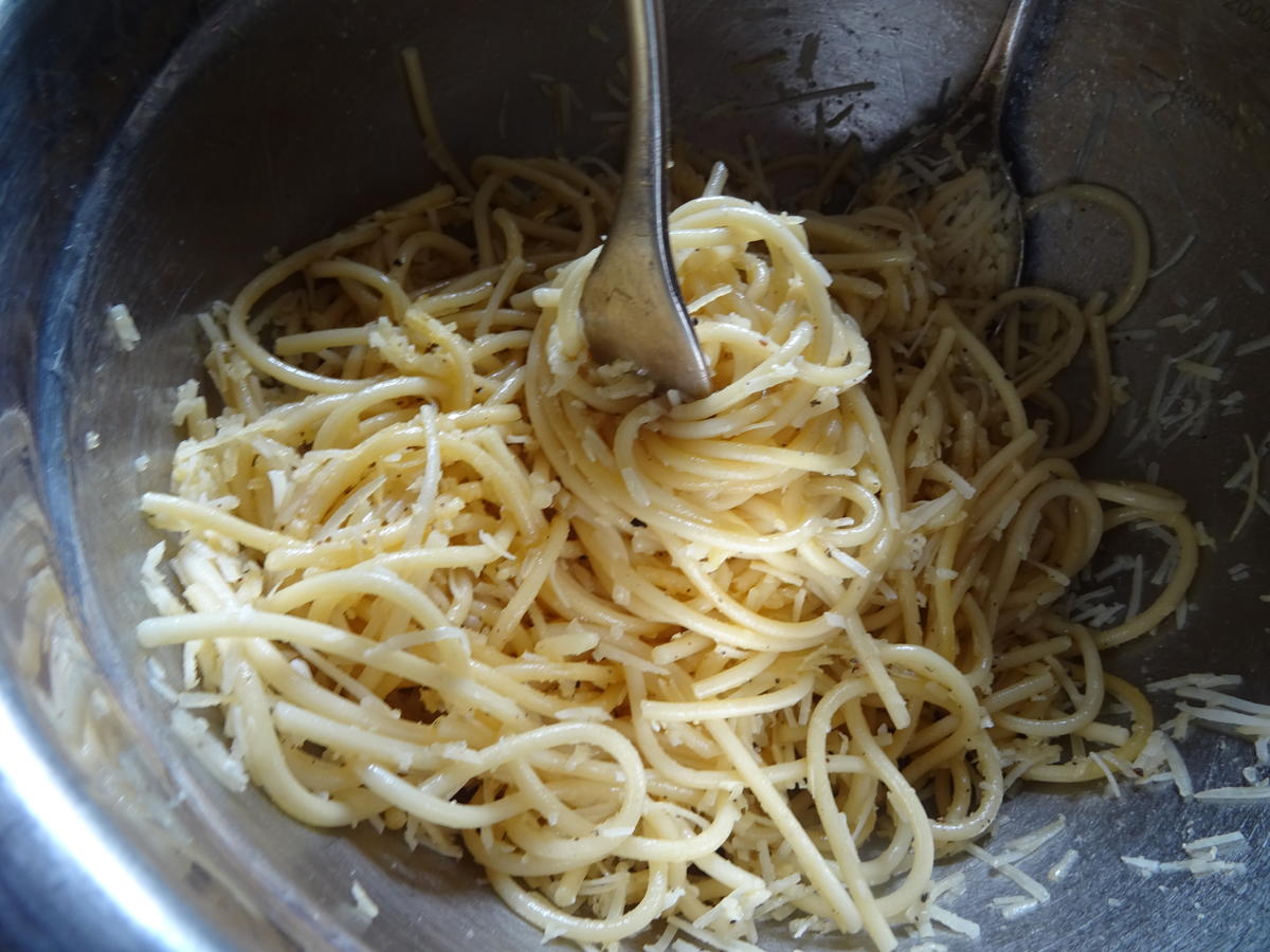 Involtini vom Schwein mit Gorgonzola-Soße und Spaghetti-Türmchen - Rezept - Bild Nr. 8