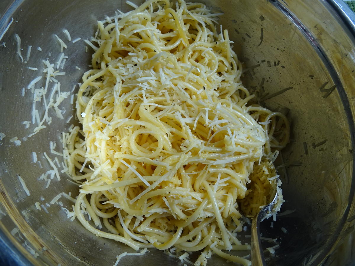 Involtini vom Schwein mit Gorgonzola-Soße und Spaghetti-Türmchen - Rezept - Bild Nr. 9