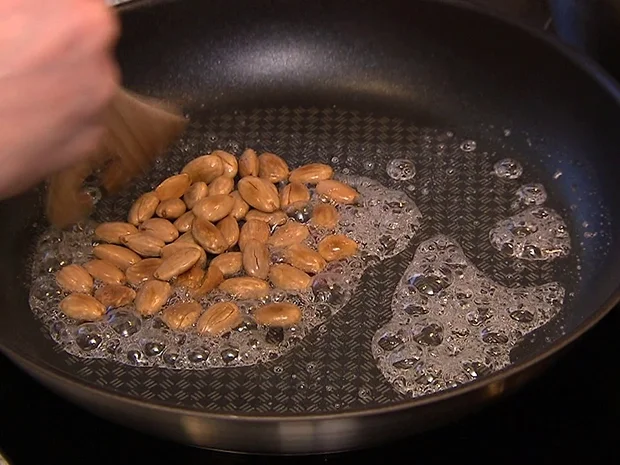 Hefeeis mit Creme, Mandeln und Pflaumen - Rezept - Bild Nr. 2