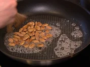 Hefeeis mit Creme, Mandeln und Pflaumen - Rezept - Bild Nr. 2