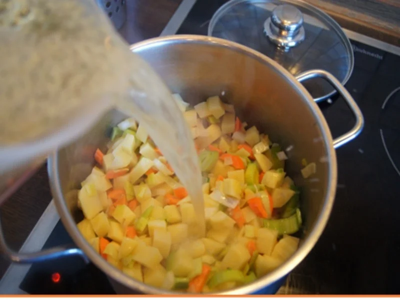 Kartoffelsuppe mit Nürnberger Rostbratwürstchen - Rezept - Bild Nr. 7