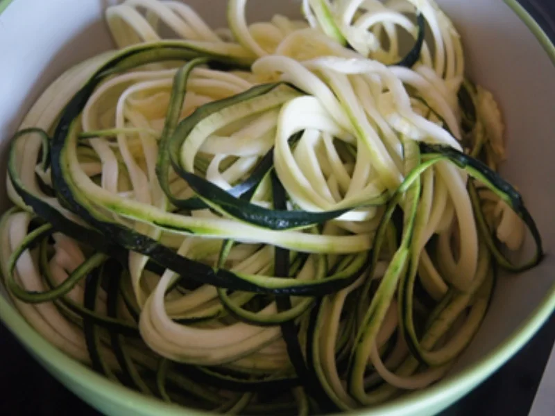 Gebratene Hähnchenkeulen mit Zucchini Spaghetti - Rezept - Bild Nr. 12