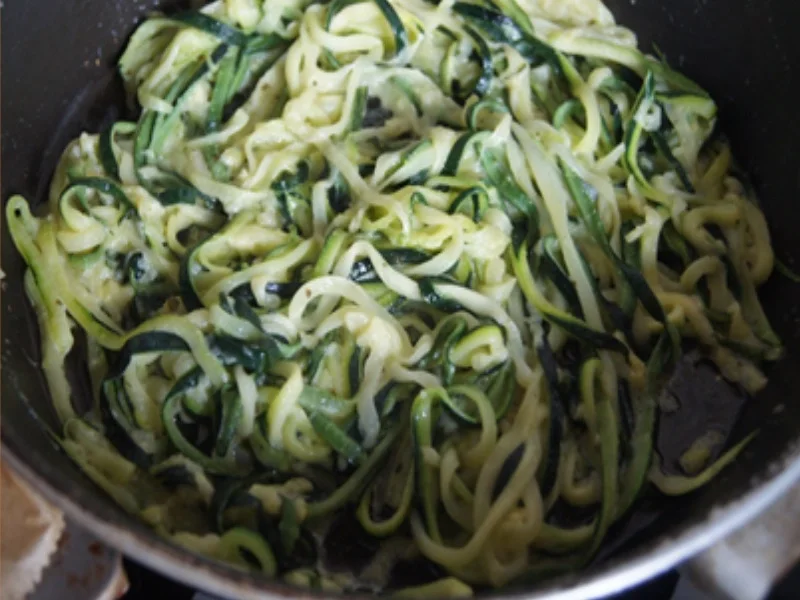 Gebratene Hähnchenkeulen mit Zucchini Spaghetti - Rezept - Bild Nr. 14