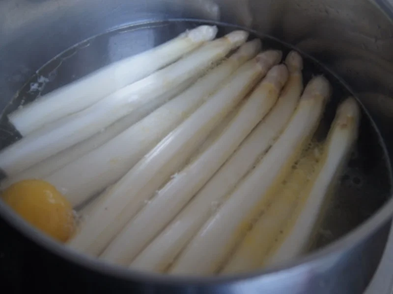 Spargel mit Käse-Sauce, Wiener Schnitzel vom Schwein und Drillingen - Rezept - Bild Nr. 4