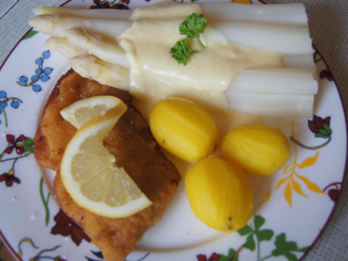 Spargel mit Käse Sauce, Wiener Schnitzel vom Schwein und Drillingen ...