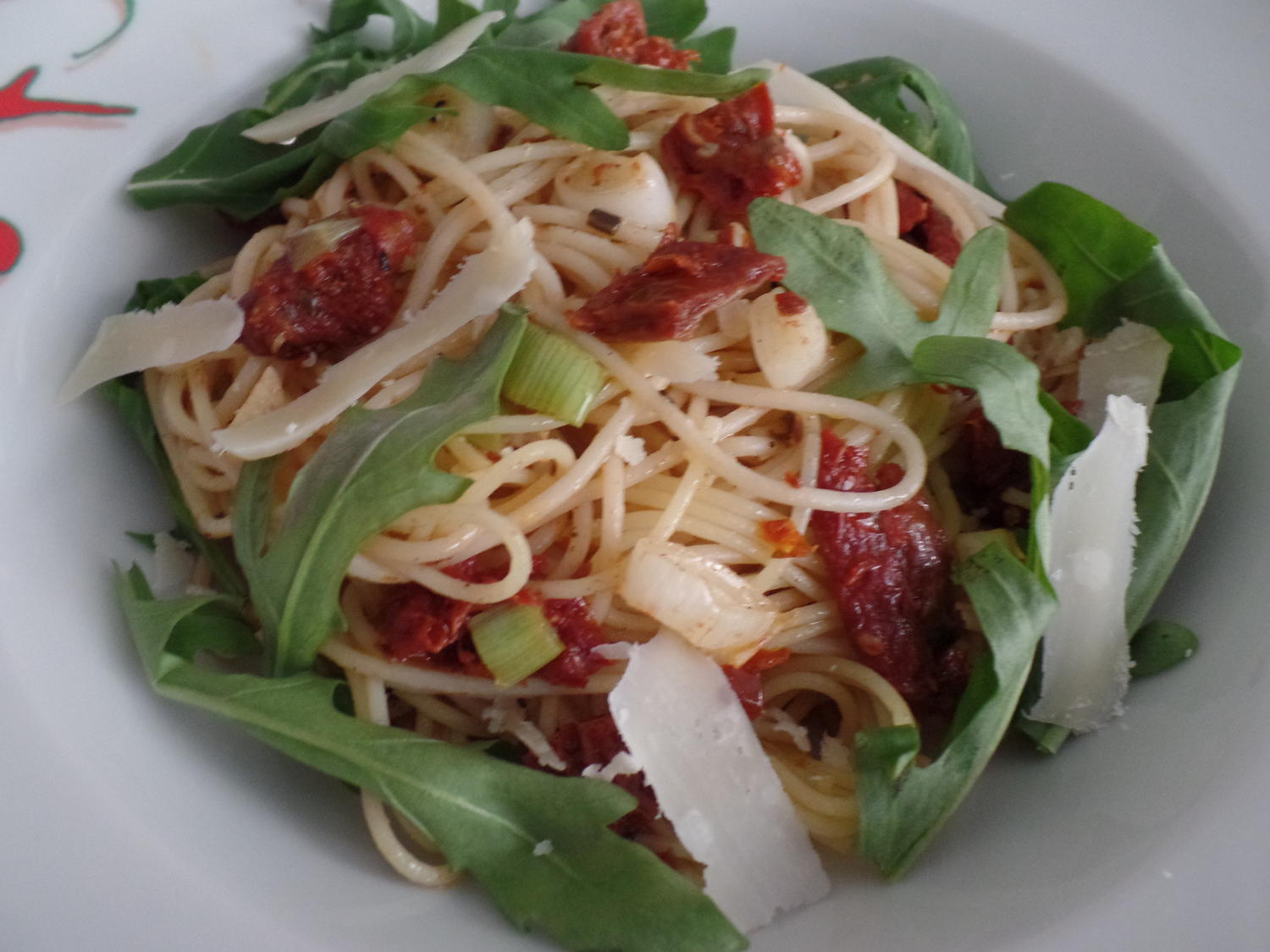 Spaghetti mit getrockneten Tomaten und Rucola - Rezept - kochbar.de