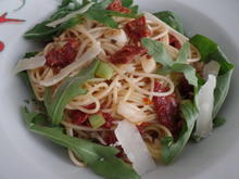 Spaghetti mit getrockneten Tomaten und Rucola - Rezept - Bild Nr. 10367