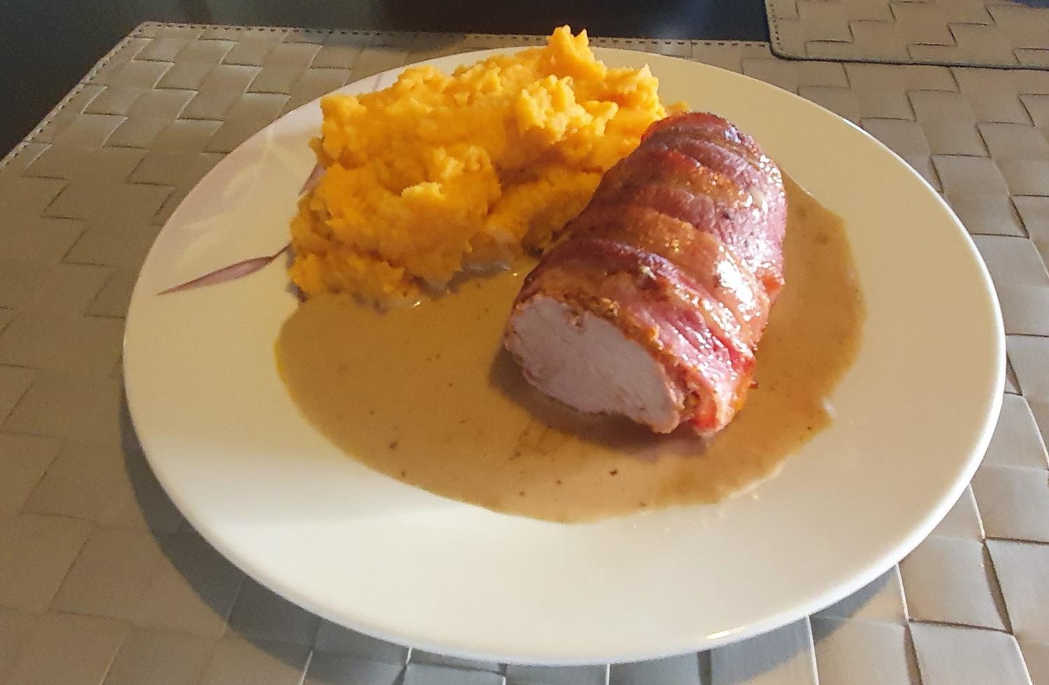 Filet im Speckmantel mit Süßkartoffel-Möhren-Püree - Rezept - kochbar.de