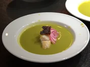 Passierte Erbsensuppe mit gebratenem Skreiloin und bunter Beete - Rezept - Bild Nr. 2