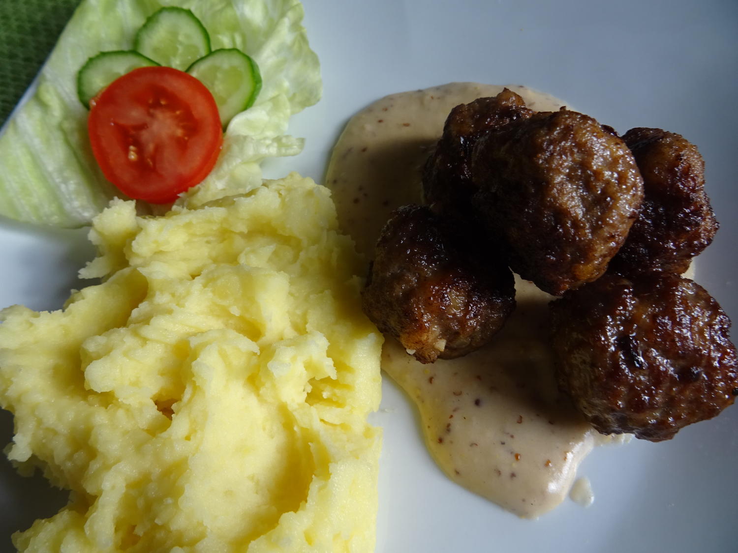 Köttbullar mit Kartoffelstampf - Rezept - kochbar.de