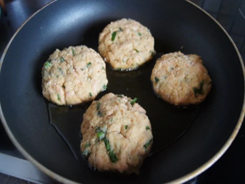 Rezept: Lachsbuletten mit Buschbohnen, Baby-Pellkartoffeln und Zitronen-Butter Bild Nr. 10376 Lachsbuletten mit Buschbohnen, Baby-Pellkartoffeln und Zitronen-Butter - Rezept - Bild Nr. 10376
