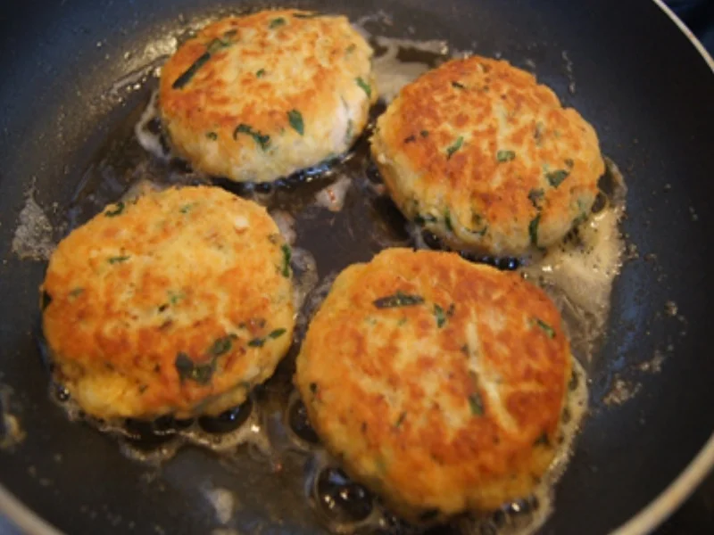Rezept: Lachsbuletten mit Buschbohnen, Baby-Pellkartoffeln und Zitronen-Butter Bild Nr. 10378 Lachsbuletten mit Buschbohnen, Baby-Pellkartoffeln und Zitronen-Butter - Rezept - Bild Nr. 10378