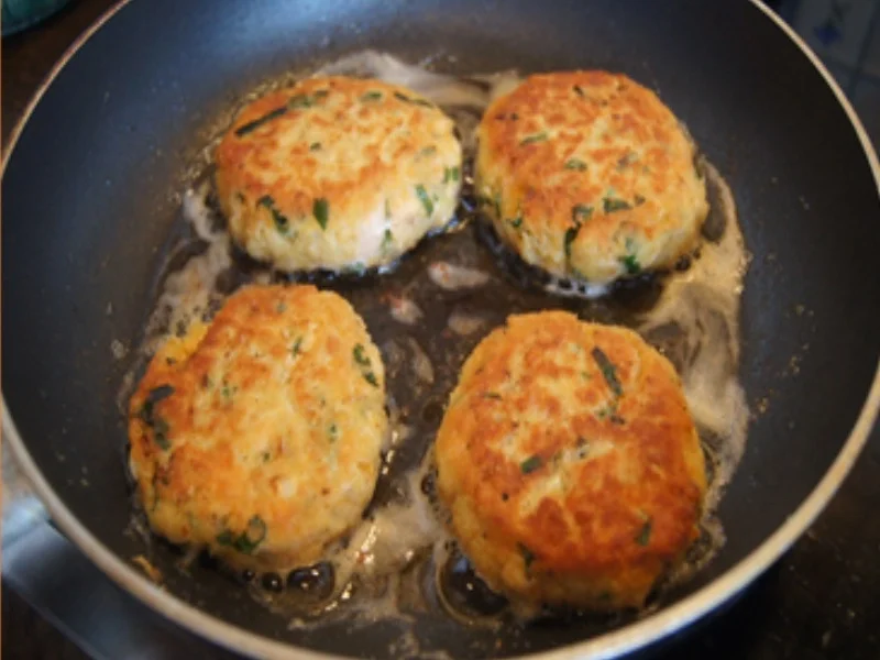 Rezept: Lachsbuletten mit Buschbohnen, Baby-Pellkartoffeln und Zitronen-Butter Bild Nr. 10379 Lachsbuletten mit Buschbohnen, Baby-Pellkartoffeln und Zitronen-Butter - Rezept - Bild Nr. 10379