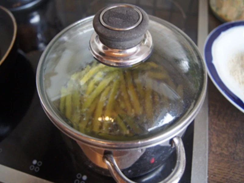 Rezept: Lachsbuletten mit Buschbohnen, Baby-Pellkartoffeln und Zitronen-Butter Bild Nr. 10383 Lachsbuletten mit Buschbohnen, Baby-Pellkartoffeln und Zitronen-Butter - Rezept - Bild Nr. 10383