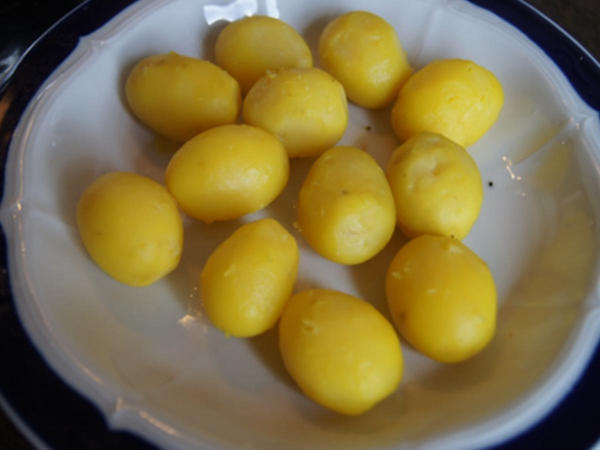 Lachsbuletten mit Buschbohnen, Baby-Pellkartoffeln und Zitronen-Butter - Rezept - Bild Nr. 10388
