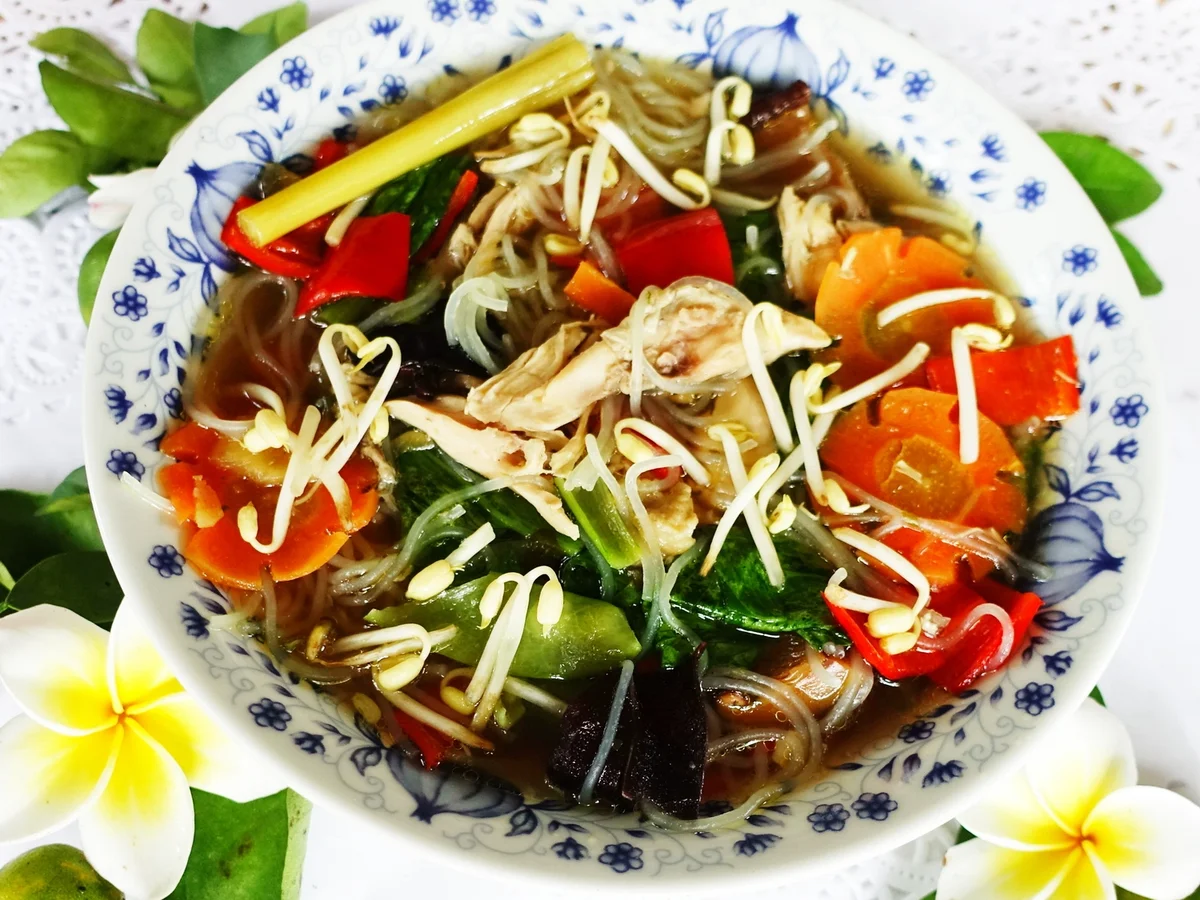 Pikante chinesische Nudelsuppe mit Huhn und Pilzen - Rezept - Bild Nr. 2