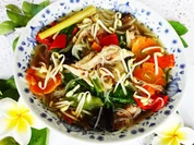 Pikante chinesische Nudelsuppe mit Huhn und Pilzen - Rezept - Bild Nr. 2