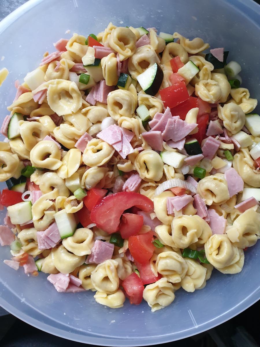 Tortellinisalat mit Zucchini und Schinken und Tomaten - Rezept - Bild Nr. 3