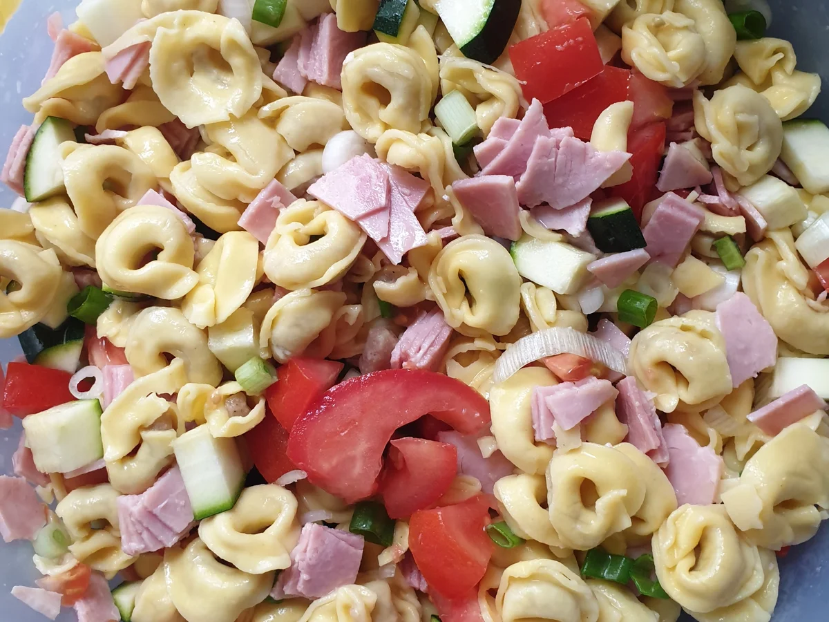 Rezept: Tortellinisalat mit Zucchini und Schinken und Tomaten Bild Nr. 3 Tortellinisalat mit Zucchini und Schinken und Tomaten - Rezept - Bild Nr. 3