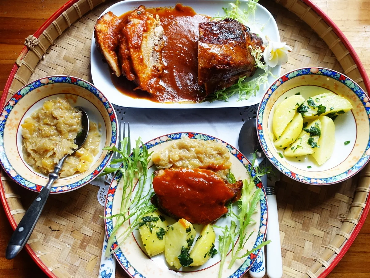 Schweinsbraten mit Ananaskraut und Petersilienkartoffel - Rezept - Bild Nr. 2