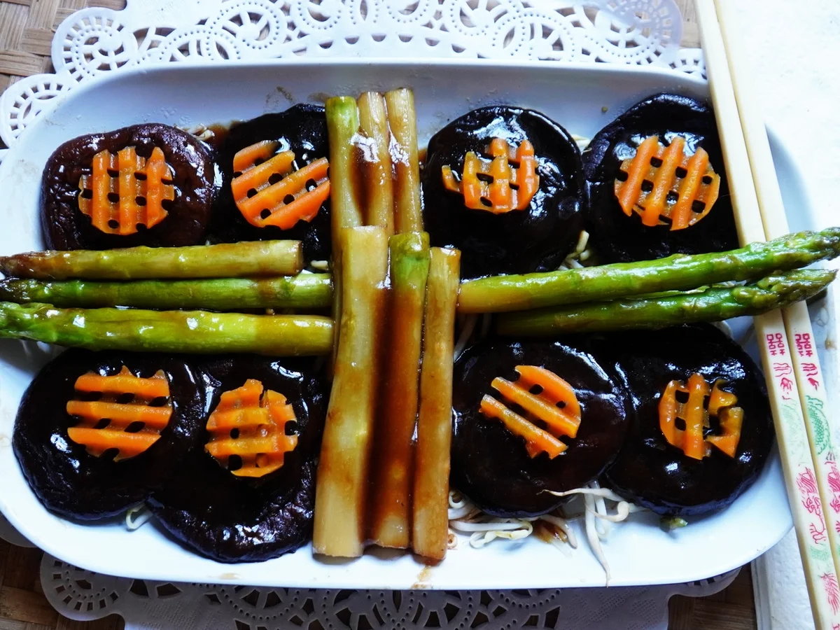 Rezept: Gebratene Donggu Pilze mit grünem Spargel – Lu Xiang Gu Bild Nr. 2 Gebratene Donggu Pilze mit grünem Spargel – Lu Xiang Gu - Rezept - Bild Nr. 2