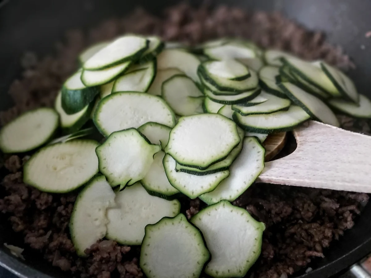 Rezept: Hackfleisch - Zucchini - Schupfnudelpfanne Bild Nr. 5 Hackfleisch - Zucchini - Schupfnudelpfanne - Rezept - Bild Nr. 5