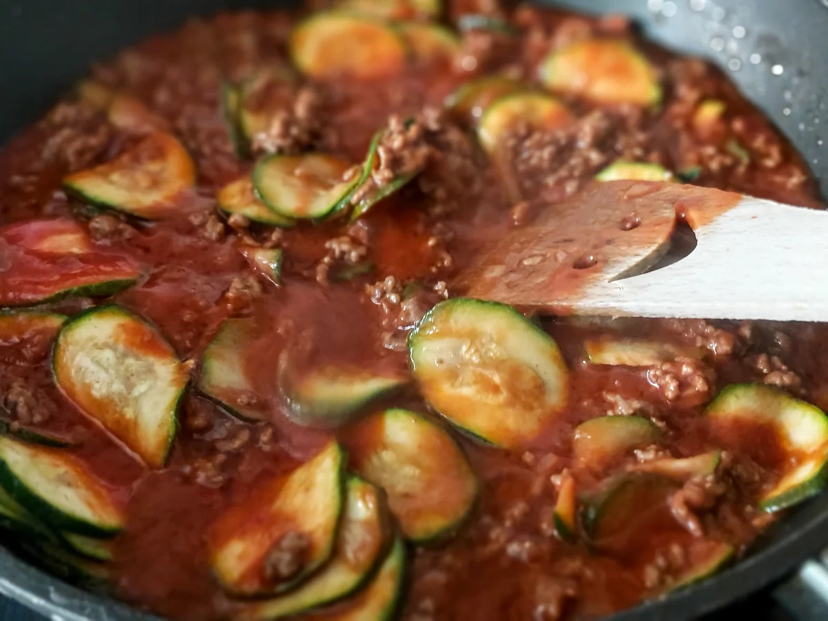 Rezept: Hackfleisch - Zucchini - Schupfnudelpfanne Bild Nr. 7 Hackfleisch - Zucchini - Schupfnudelpfanne - Rezept - Bild Nr. 7