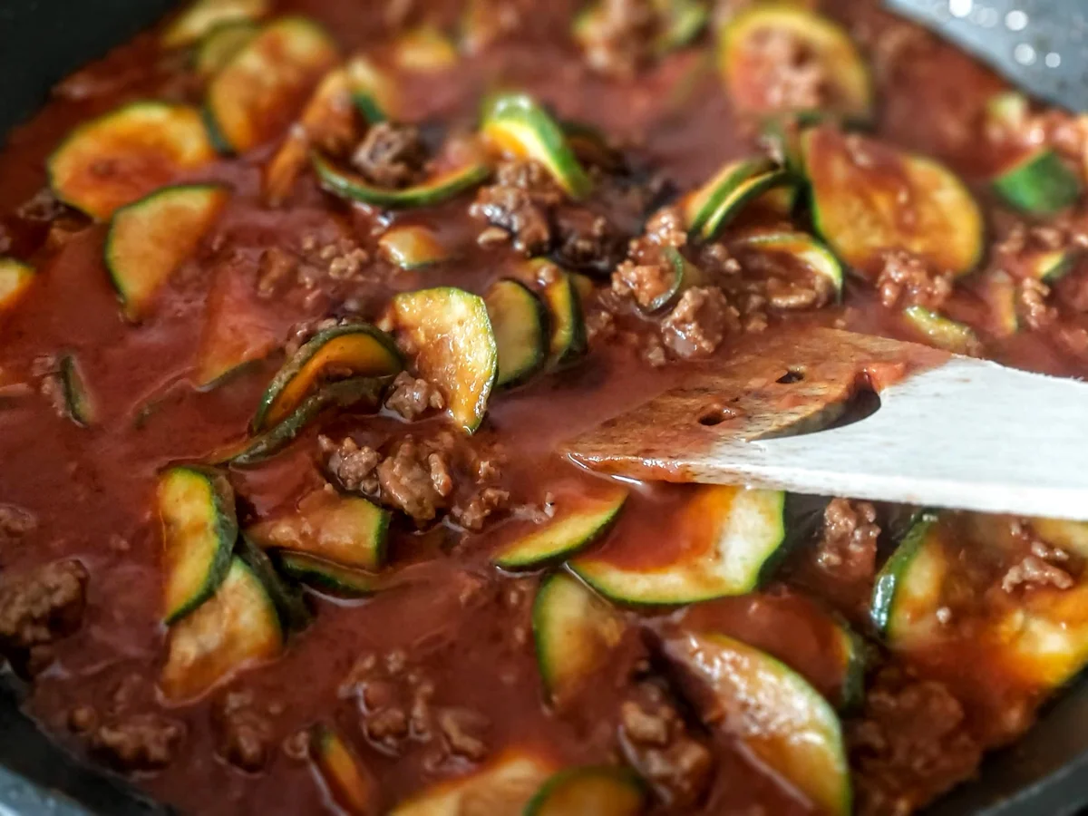 Rezept: Hackfleisch - Zucchini - Schupfnudelpfanne Bild Nr. 13 Hackfleisch - Zucchini - Schupfnudelpfanne - Rezept - Bild Nr. 13