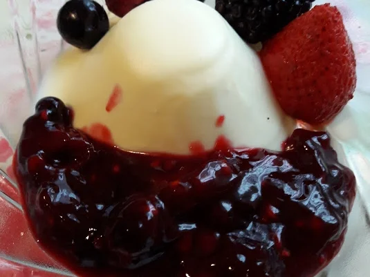 Dessert mit Roter Grütze - Rezept - Bild Nr. 10382