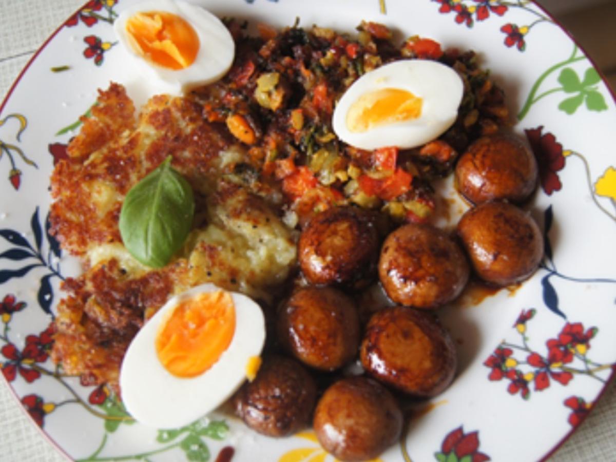 Gekochte Eier mit Pfannengemüse, Champignons und Rösti - Rezept - Bild Nr. 2