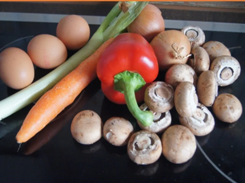 Gekochte Eier mit Pfannengemüse, Champignons und Rösti - Rezept - Bild Nr. 3