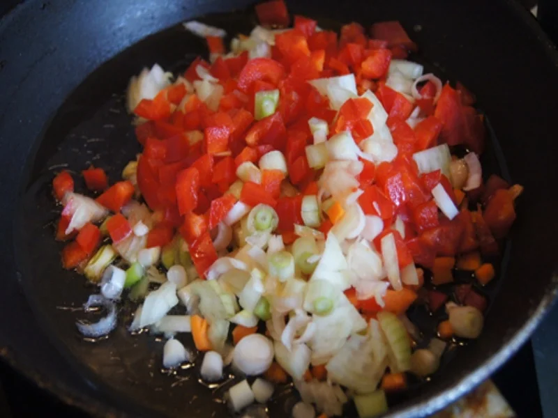 Gekochte Eier mit Pfannengemüse, Champignons und Rösti - Rezept - Bild Nr. 6