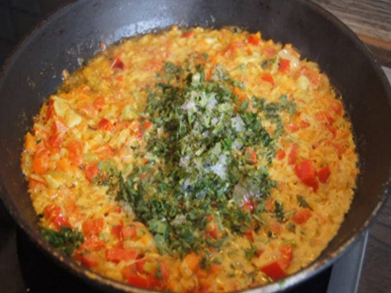 Gekochte Eier mit Pfannengemüse, Champignons und Rösti - Rezept - Bild Nr. 9