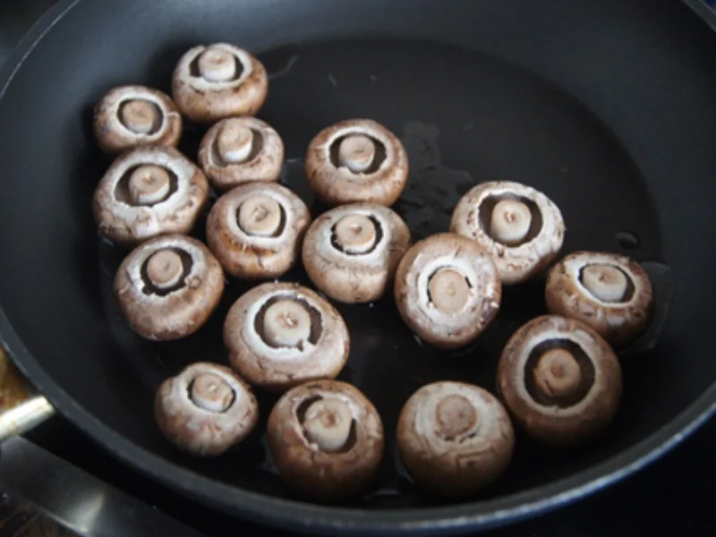 Gekochte Eier mit Pfannengemüse, Champignons und Rösti - Rezept - Bild Nr. 12