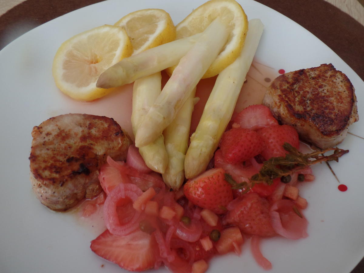 Ofenspargel mit Filet und Erdbeer-Chutney - Rezept - kochbar.de