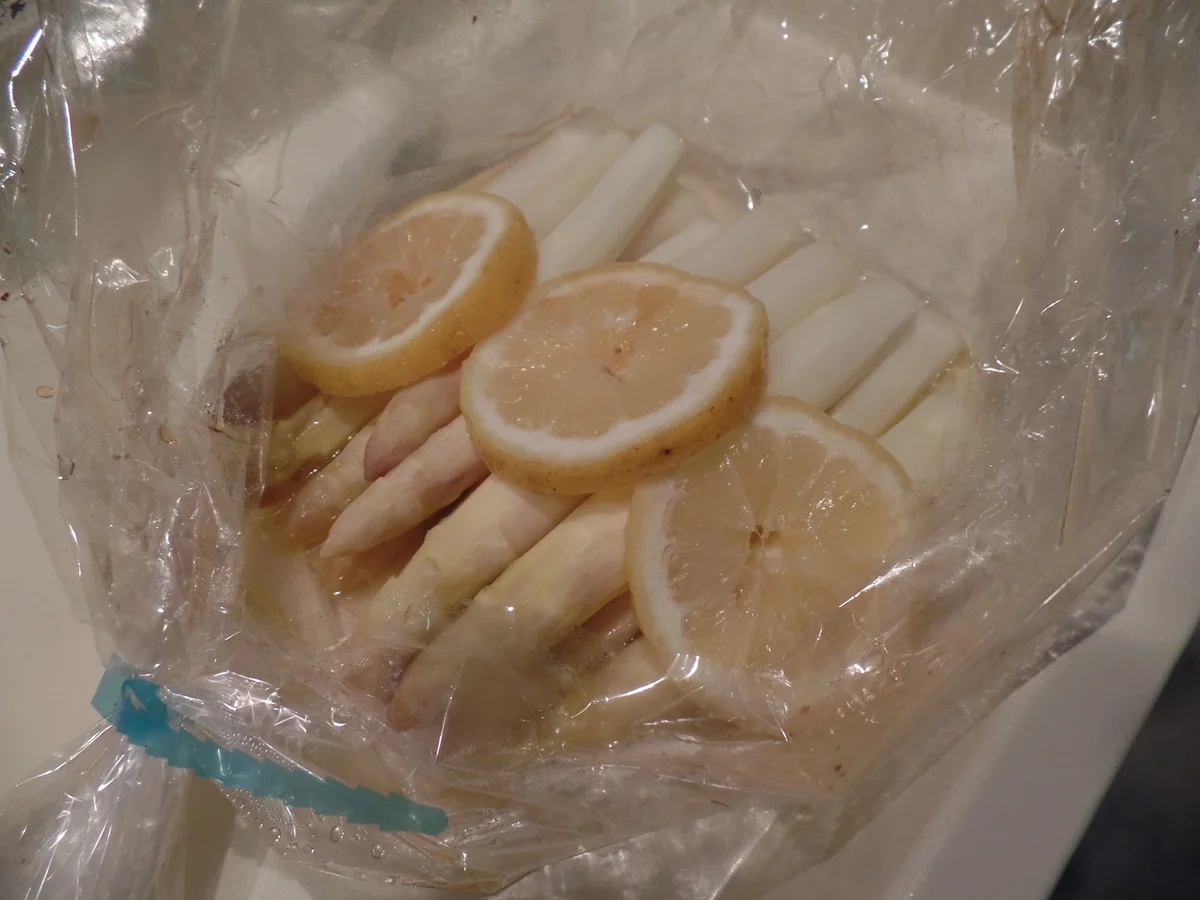 Ofenspargel mit Filet und Erdbeer-Chutney - Rezept - Bild Nr. 10395