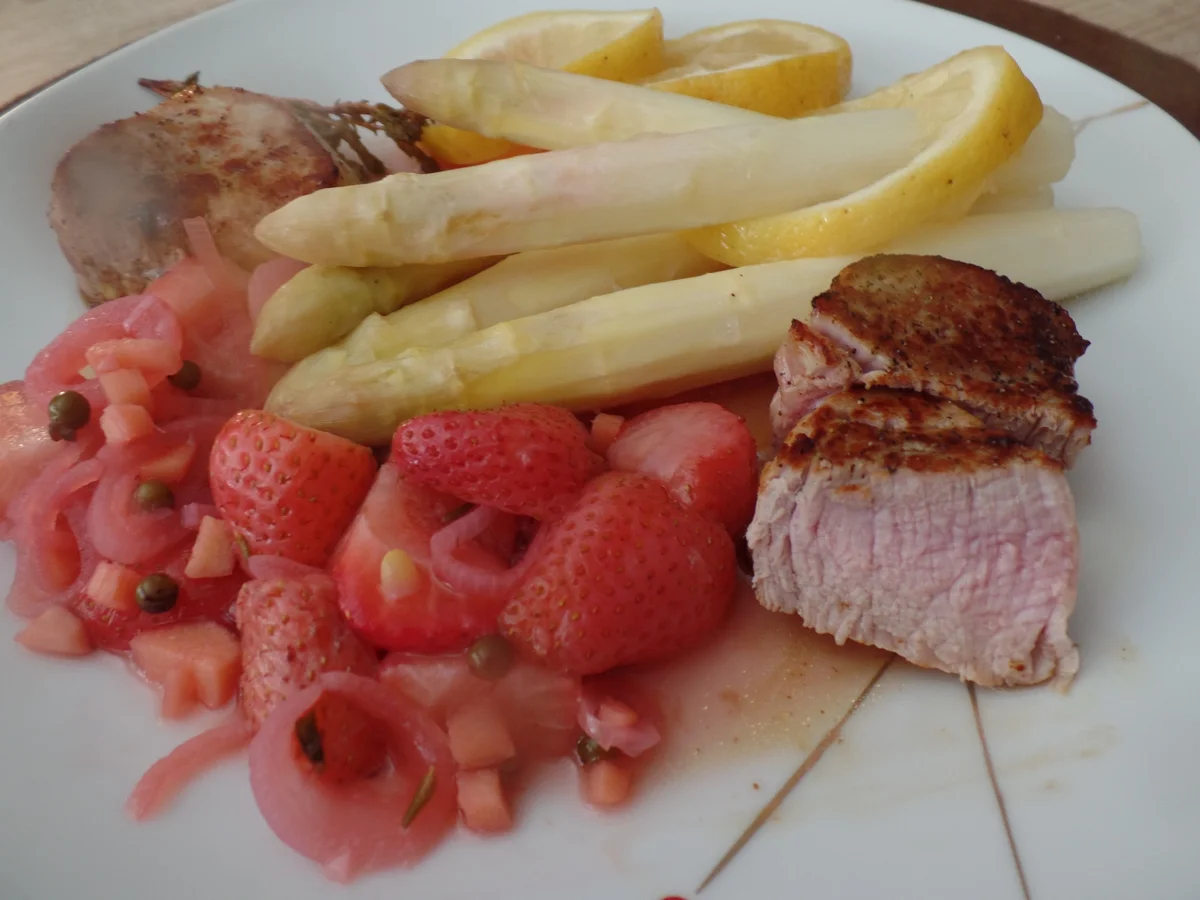 Ofenspargel mit Filet und Erdbeer-Chutney - Rezept - Bild Nr. 10396