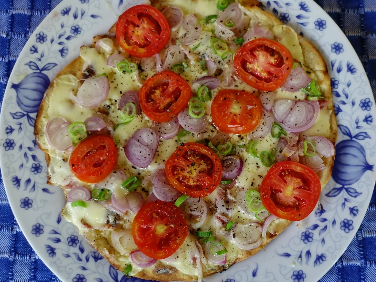 Hauchdünner Flammkuchen mit geräuchertem Schinken - Rezept - Bild Nr. 2