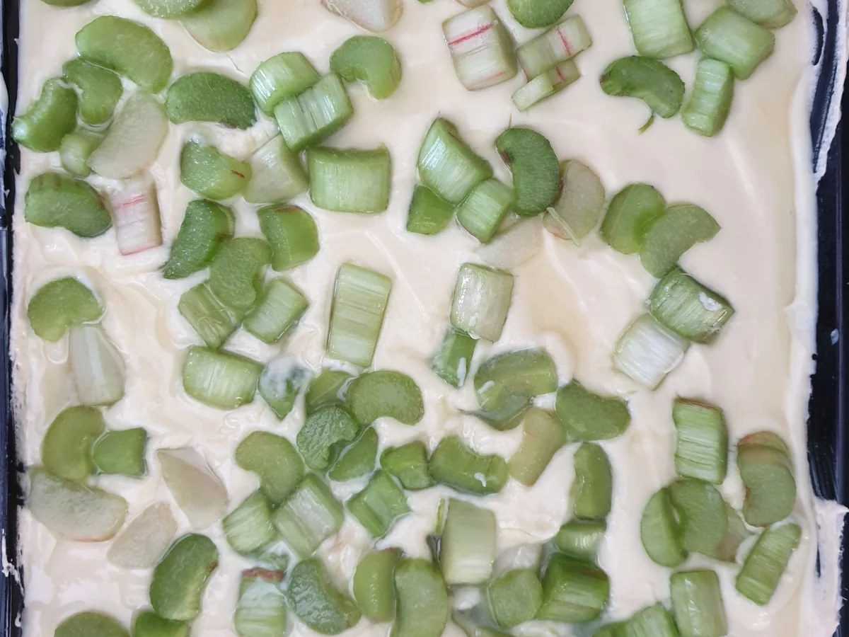 Rezept: Rhabarber Blechkuchen mit Pudding Bild Nr. 3 Rhabarber Blechkuchen mit Pudding - Rezept - Bild Nr. 3