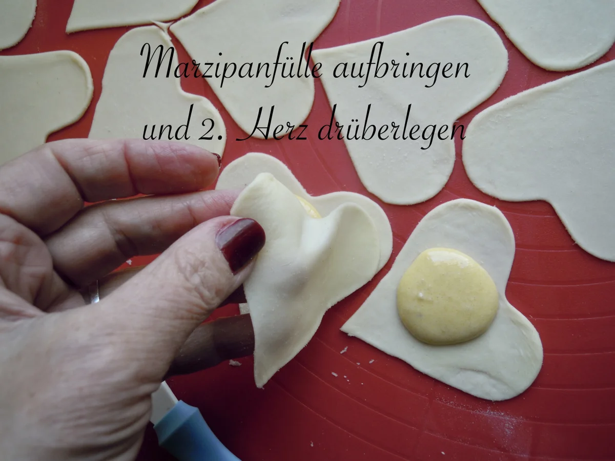 Rezept: Mit Marzipan gefüllte Muttertags Herzen Bild Nr. 10397 Mit Marzipan gefüllte Muttertags Herzen - Rezept - Bild Nr. 10397