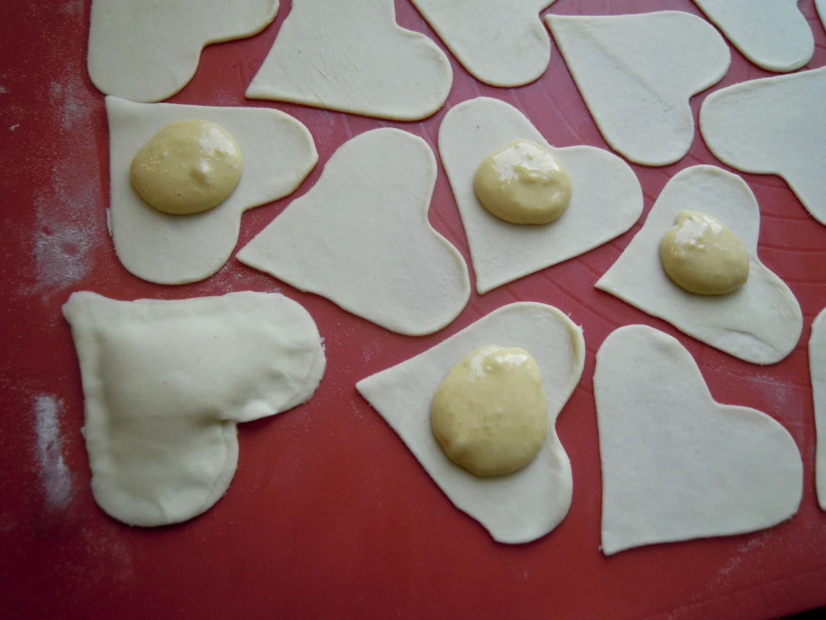 Rezept: Mit Marzipan gefüllte Muttertags Herzen Bild Nr. 10396 Mit Marzipan gefüllte Muttertags Herzen - Rezept - Bild Nr. 10396