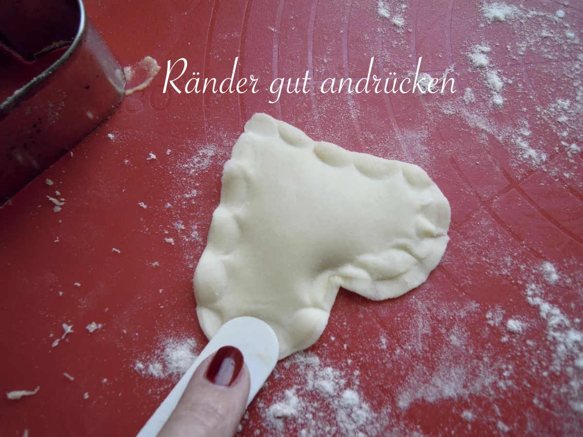 Rezept: Mit Marzipan gefüllte Muttertags Herzen Bild Nr. 10400 Mit Marzipan gefüllte Muttertags Herzen - Rezept - Bild Nr. 10400