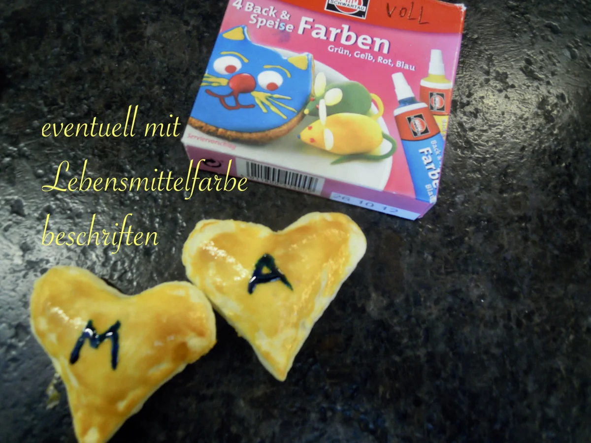 Rezept: Mit Marzipan gefüllte Muttertags Herzen Bild Nr. 10412 Mit Marzipan gefüllte Muttertags Herzen - Rezept - Bild Nr. 10412