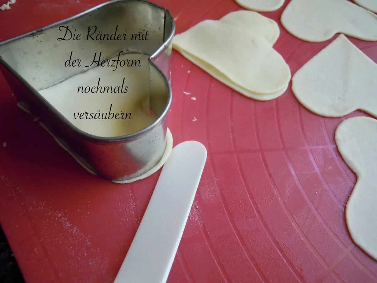 Rezept: Mit Marzipan gefüllte Muttertags Herzen Bild Nr. 10414 Mit Marzipan gefüllte Muttertags Herzen - Rezept - Bild Nr. 10414