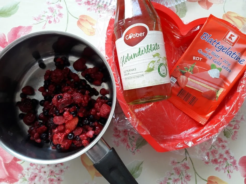 Muttertags-Herz-Torte  zur kochbar Challenge Mai 2020 - Rezept - Bild Nr. 9