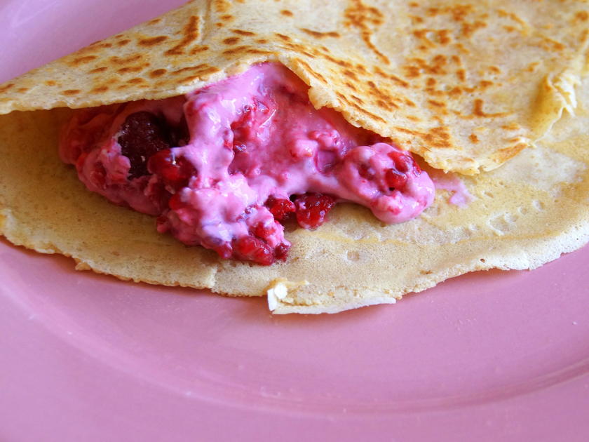 Frühstück: Dinkel-Pfannkuchen mit Himbeer-Joghurt-Füllung - Rezept ...