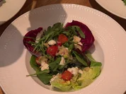 Bunter Wiesensalat mit Bentheimer Schweinebäckchen und Baguette - Rezept - Bild Nr. 2